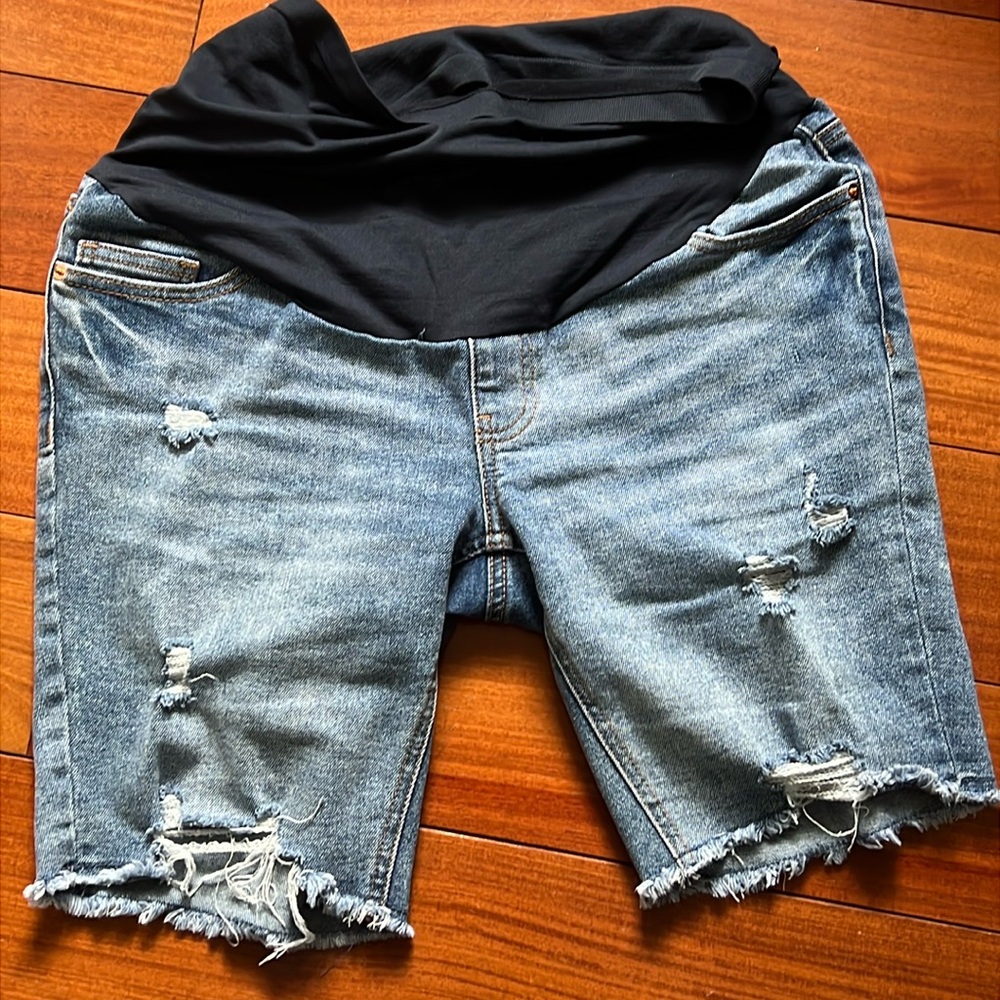 Maternity shorts size small